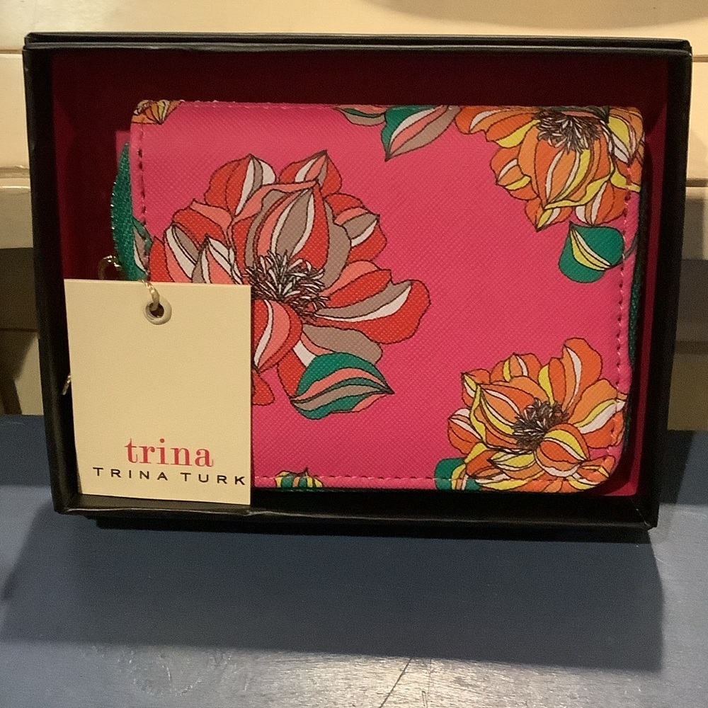Trina Turk Floral Wallet 🌺
